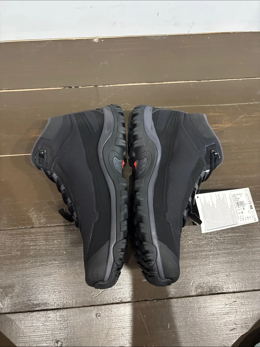 Salomon Men's shelter waterproof boot black size 9 new with box and no smoking